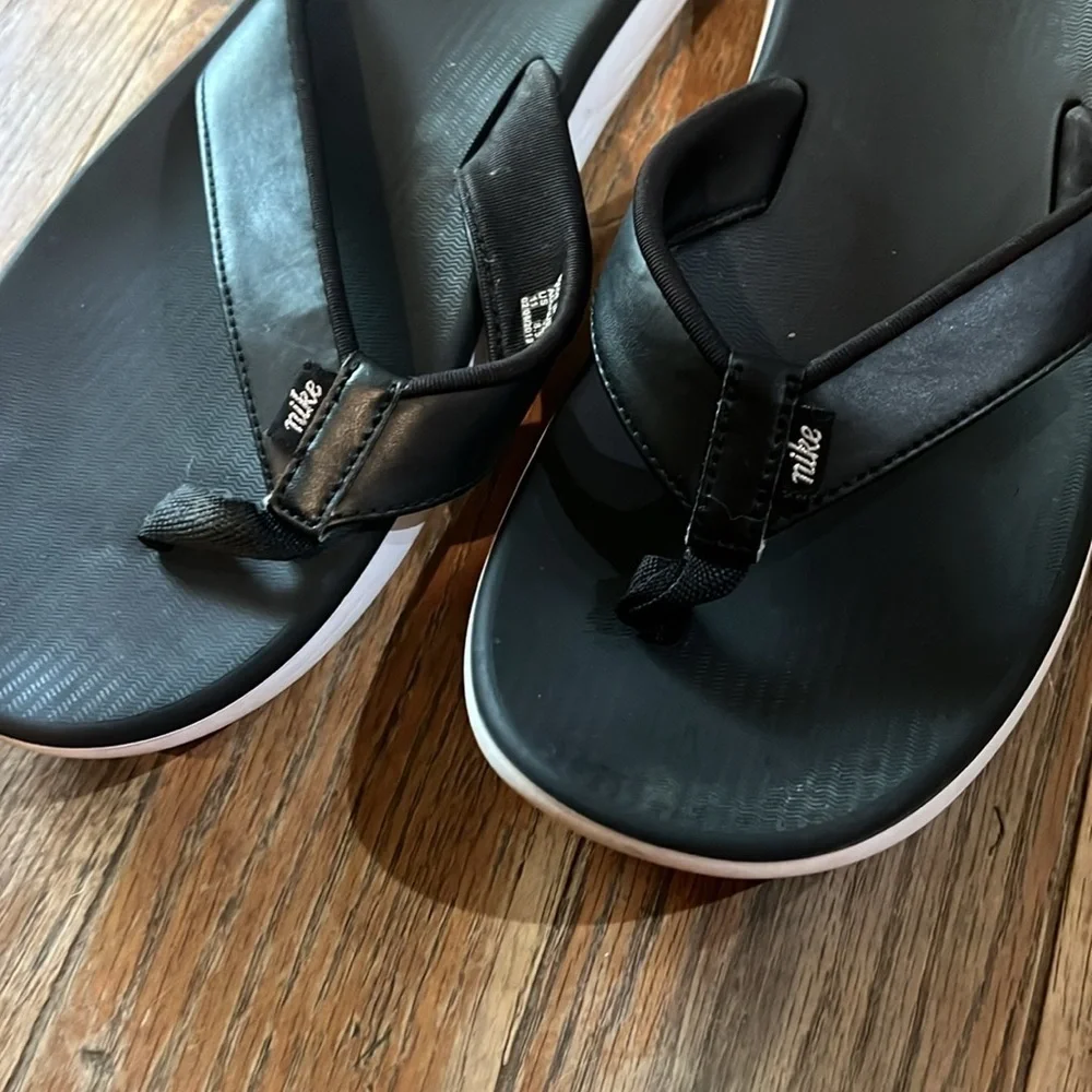 NIKE Women’s Black & White Sport Flip-Flops